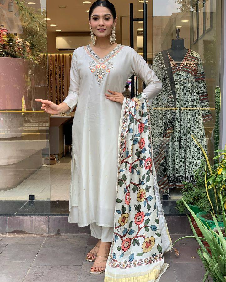 Women's Gorgeous Embroidery Viscose Chanderi Fabric Straight Kurta Pant with Dupatta Set