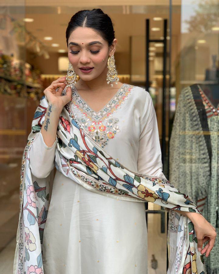 Women's Gorgeous Embroidery Viscose Chanderi Fabric Straight Kurta Pant with Dupatta Set