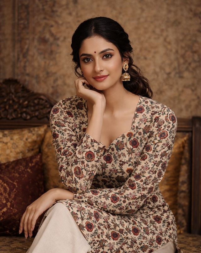 Cream Color Designer Digital Printed Muslin Fabric Foral Ethnic Kurta